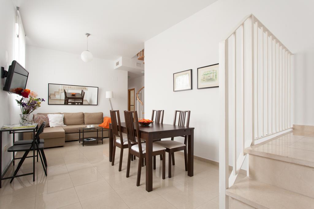 Apartamentos Diaber San Leandro Sevilla Ruang foto